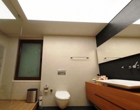  Плюсы натяжного потолка в ванной комнате?