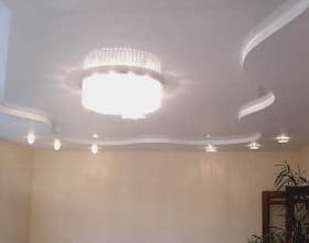  Белый натяжной потолок в зале