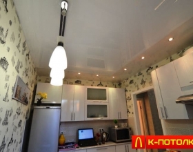 Натяжной потолок на кухне: виниловая плёнка или ткань что лучше?