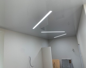 Особенности глянцевого натяжного потолок в ванной