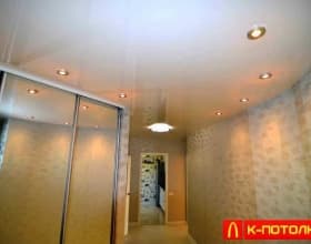 Глянцевые натяжные потолки в прихожей