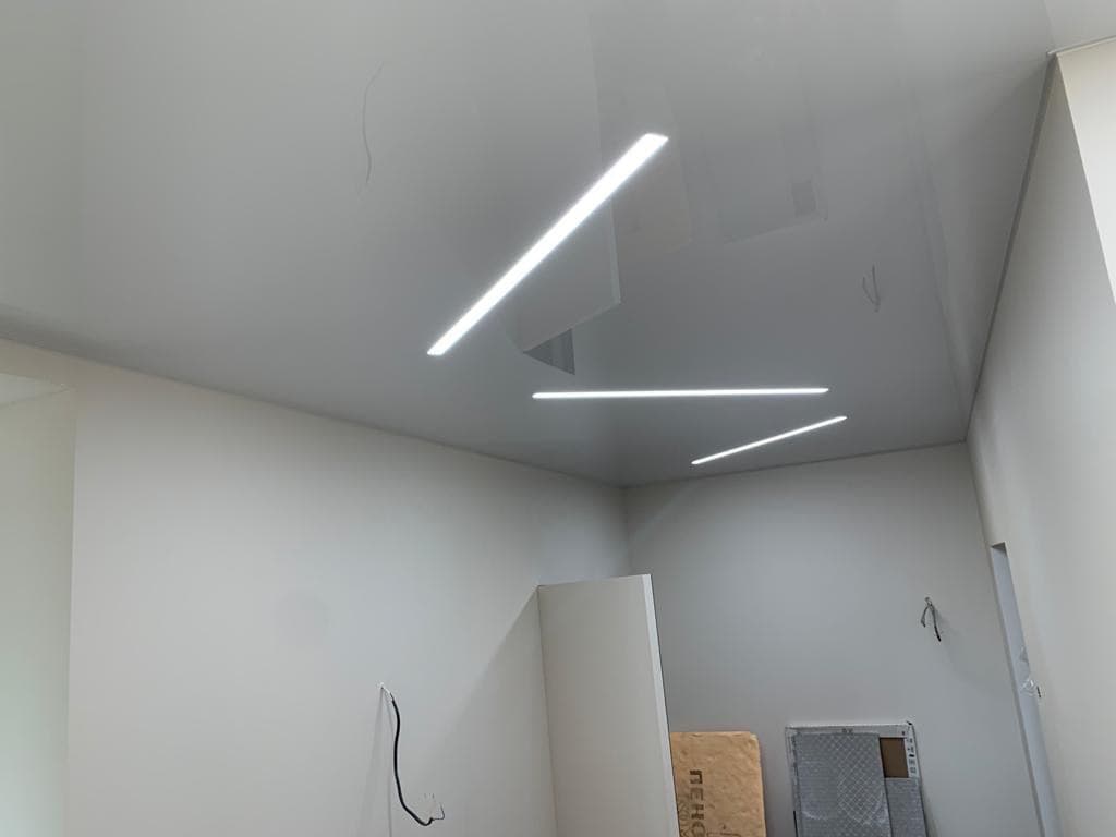 glyantsevyj-natyazhnoj-potolok-v-vannoj (1).jpg