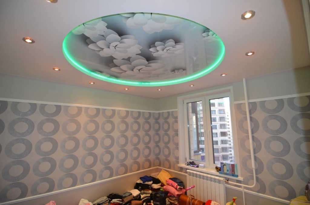 natyazhnoy_potolok_v_detskoy_komnate_devochki_s_fotopechatyu.jpg