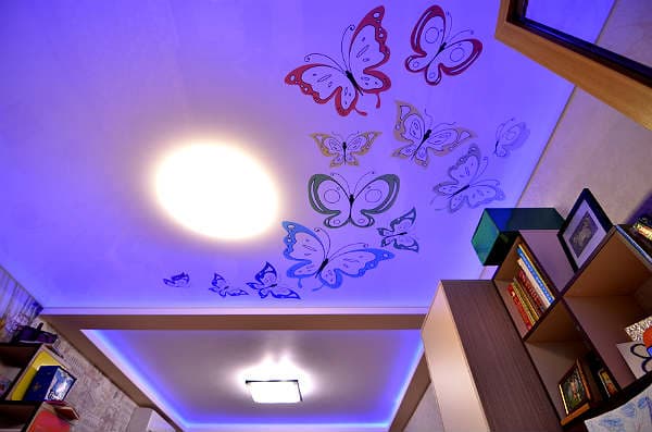 tsvet-natyazhnogo-potolka-v-detskoj-komnate (1).jpg