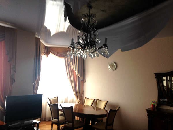 sliv-vody-s-natyazhnogo-potolka-samostoyatelno (1).jpg